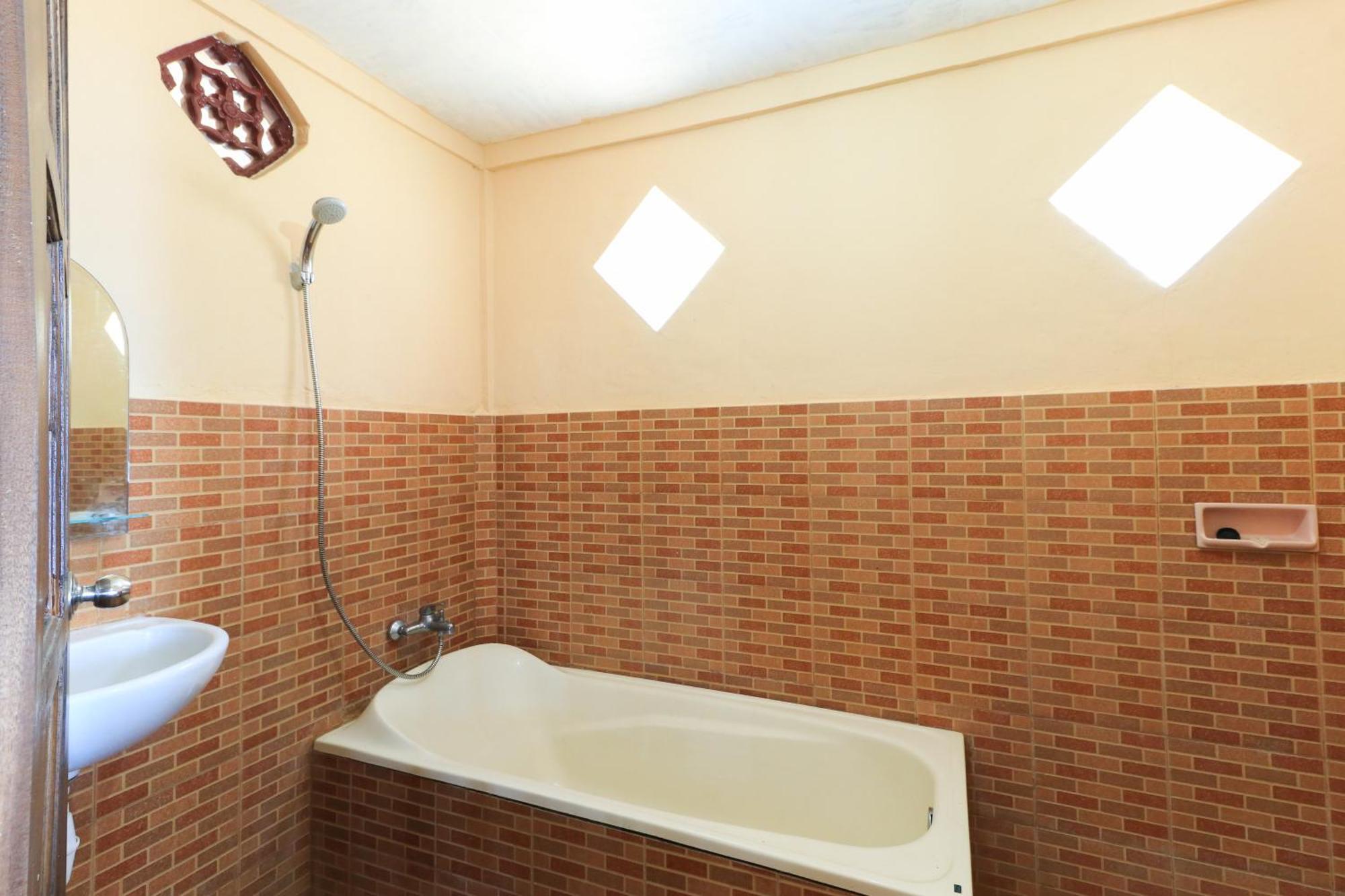 ホテル タラ バー&レスト エアー サニ Kubutambahan  部屋 写真