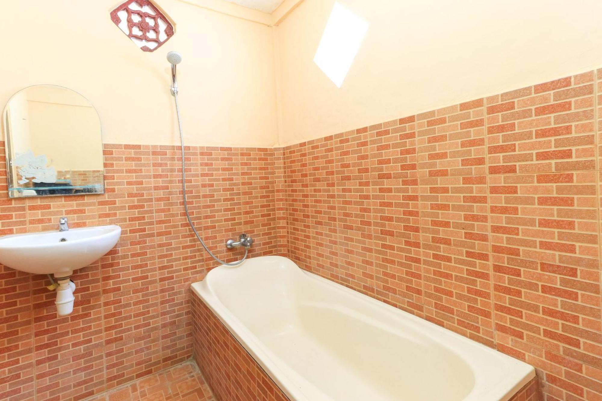 ホテル タラ バー&レスト エアー サニ Kubutambahan  部屋 写真