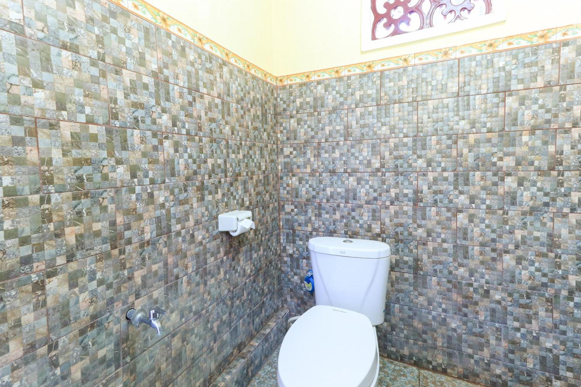 ホテル タラ バー&レスト エアー サニ Kubutambahan  部屋 写真