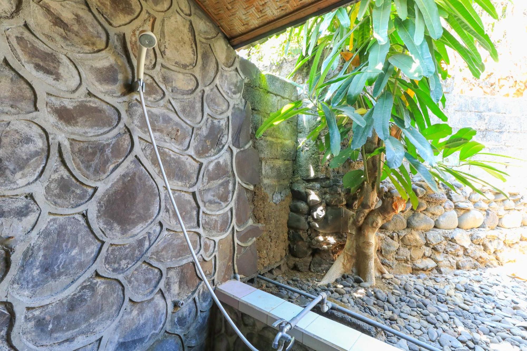 ホテル タラ バー&レスト エアー サニ Kubutambahan  部屋 写真